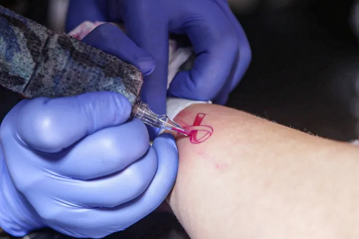 A tatuagem do laço rosa simboliza a luta dessas mulheres