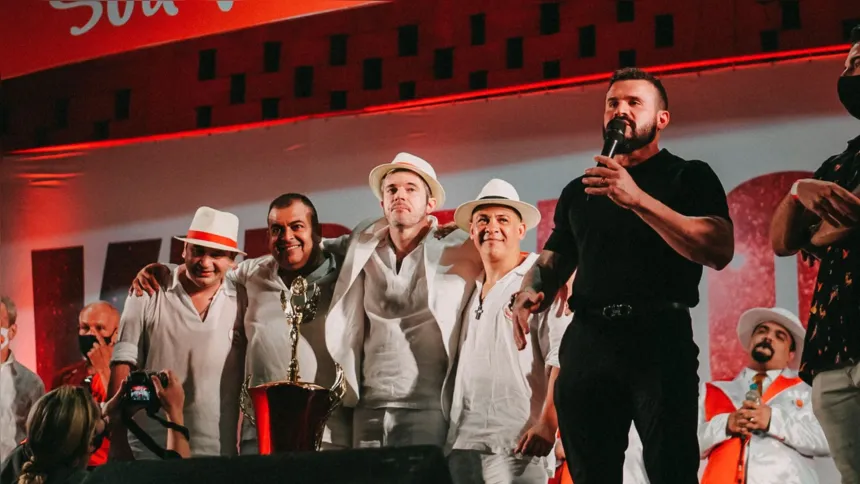 Autores do samba e o presidente Marcelinho Calil, na "noite do samba campeão"