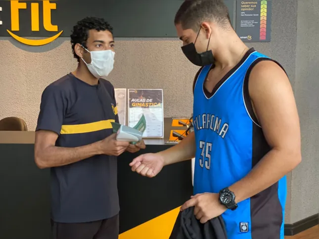 Na academia SmartFit de Maricá, todas as pessoas que chegavam para se exercitar nesta quinta-feira (07/10) estavam com o comprovante de vacinação e usavam máscaras de proteção