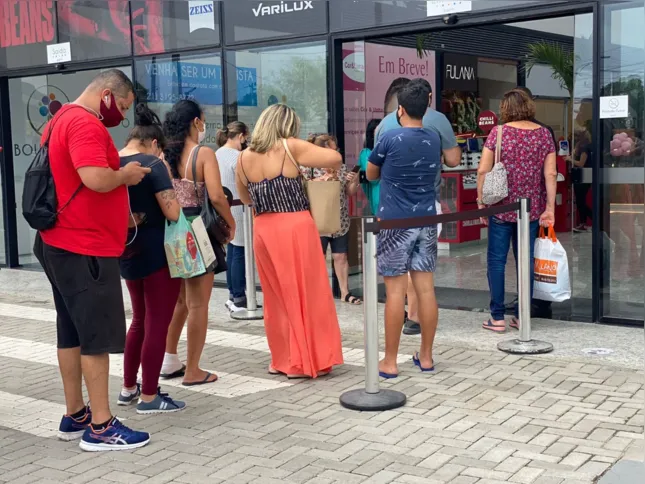 Exigência de máscara e distanciamento permanece