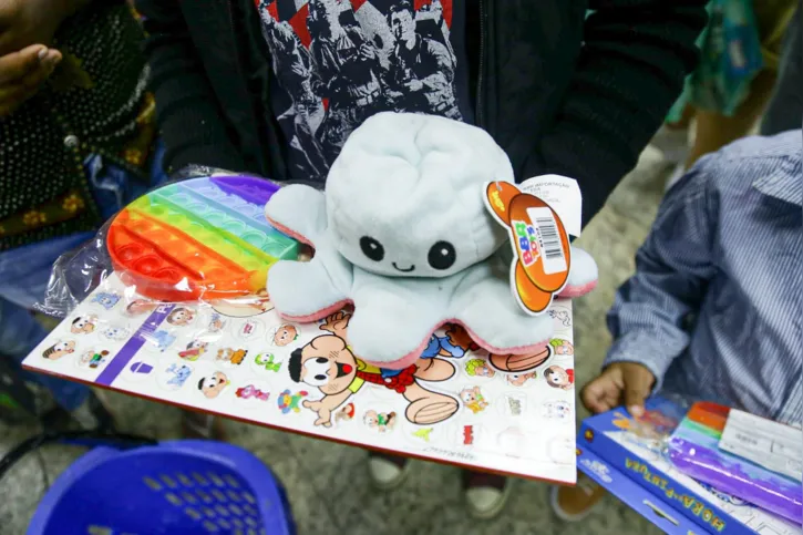 Heidy e seus pequenos estavam escolhendo os presentes hoje 