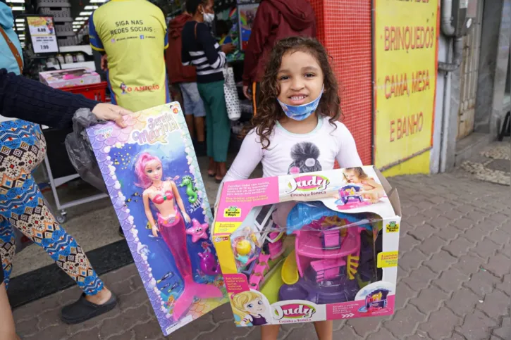 A pequena Sarah Julianna ganhou uma boneca sereia de presente de Dia das Crianças 