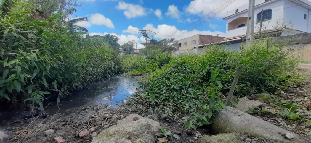 As valas de esgoto no local são profundas 