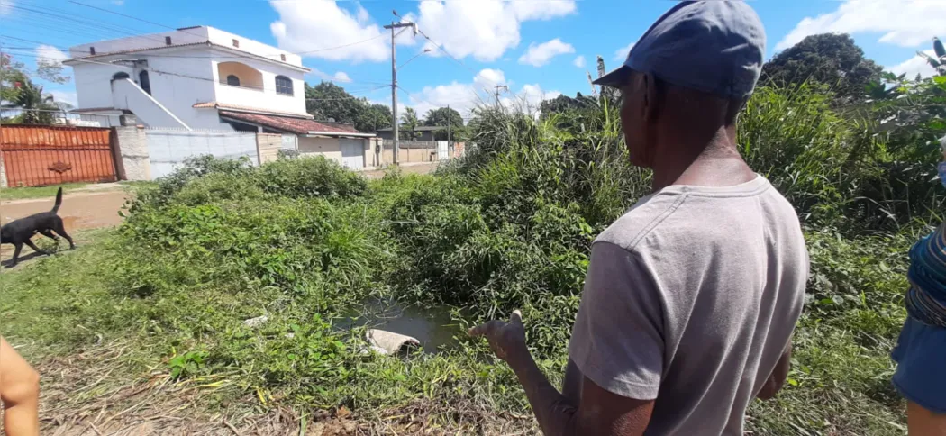 As valas de esgoto do local atormentam o dia a dia dos moradores 