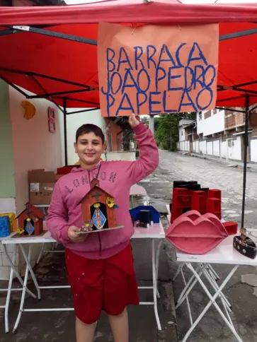 João resolveu abrir sua lojinha em sua rua para vender suas peças 