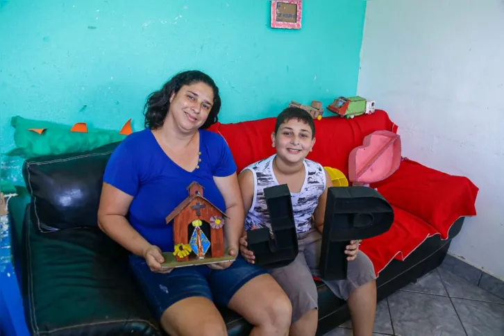 A mãe dele o apoio em seu divertimento