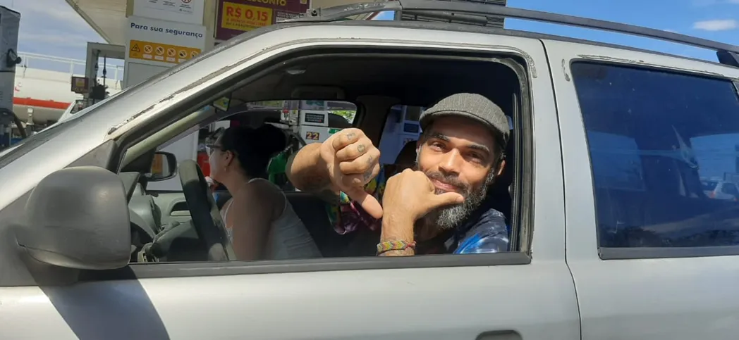 Victor Soares é um dos motoristas que trabalha com seu carro e sente no bolso o aumento dos preços