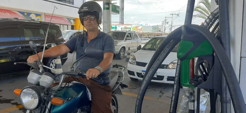 Pedro Roberto Crespo sente dificuldade de abastecer seus carros e moto