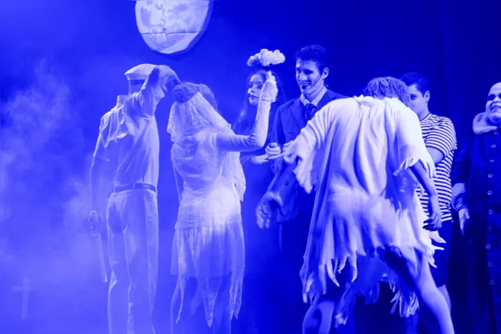 O elenco reúne alunos da Oficina de Teatro Gabriel Engel  
