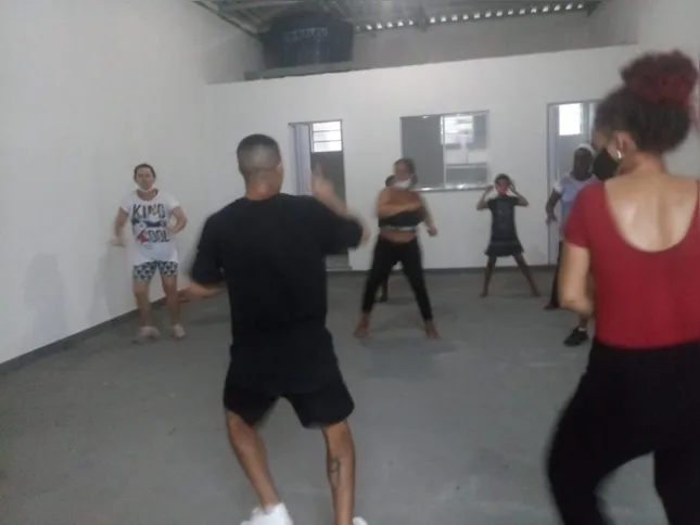 A iniciativa ainda conta com aulas de dança