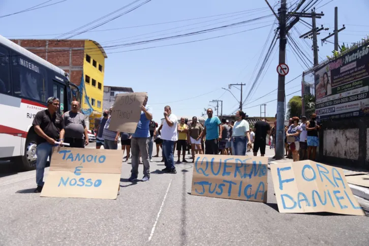 Com placas, as pessoas pediam por justiça no local