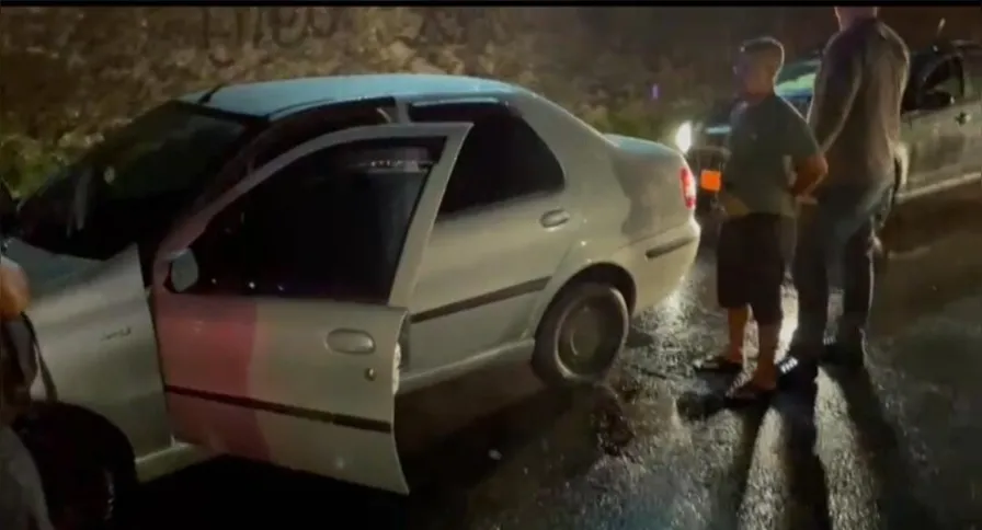 Anão sendo detido pelos policiais