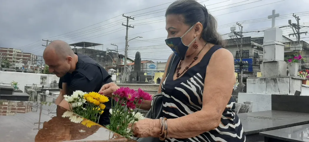 Rosely visita o túmulo de seus familiares todos os anos