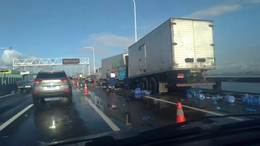 O acidente envolveu dois caminhões e cinco carros