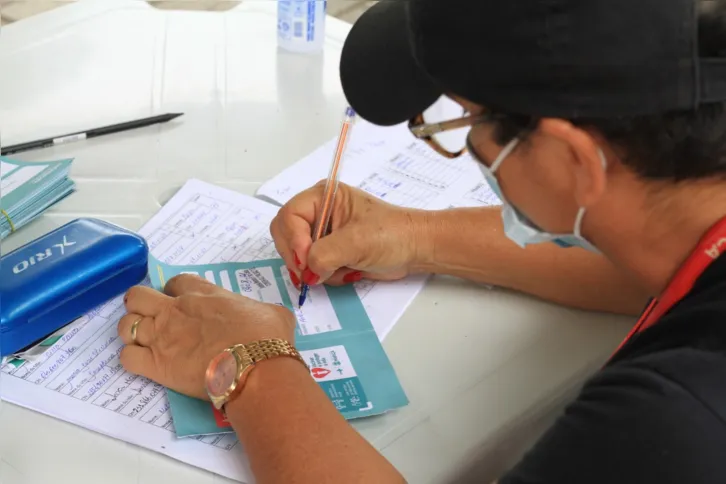 Os adultos precisam apresentar um documento de identidade com foto