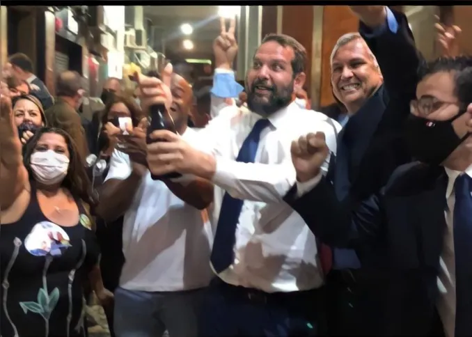 Pedro Gomes de Oliveira comemorando a vitória na OAB Niterói