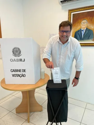 Eduardo Carlos de Souza deixando seu voto pela reeleição na OAB Maricá 
