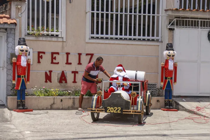 Carlos e sua família montaram o carro do Papai Noel