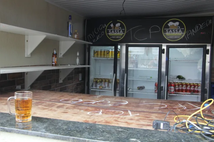 Ainda conforme as  denúncias dos moradores, - que encontraram oito corpos, dos nove mortos pela PM, dentro do mangue-, os policiais usaram um bar como base dentro da comunidade