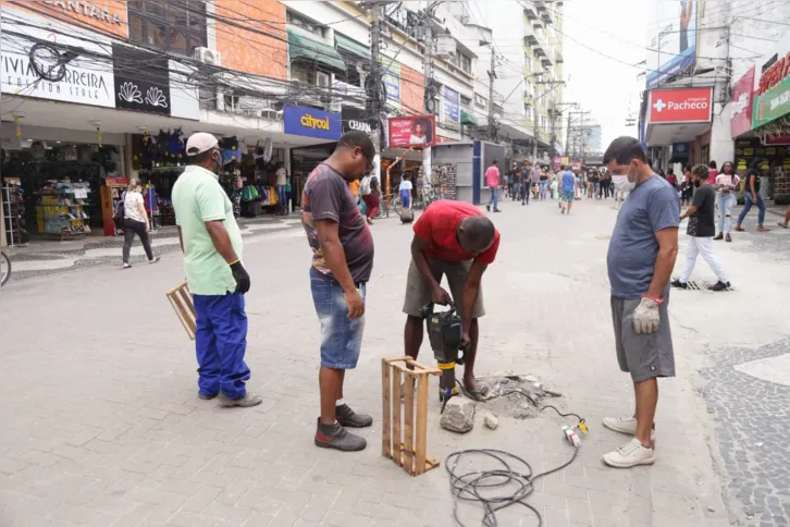 No local, já foram feitos buracos para colocar as pilastras que sustentarão o túnel