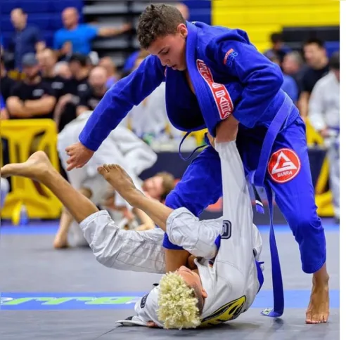 Caio em combate durante um campeonato