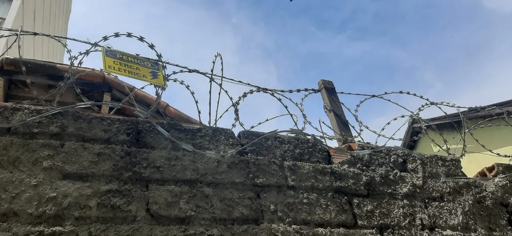 Os criminosos invadiram mesmo com reforço no muro e arame farpado