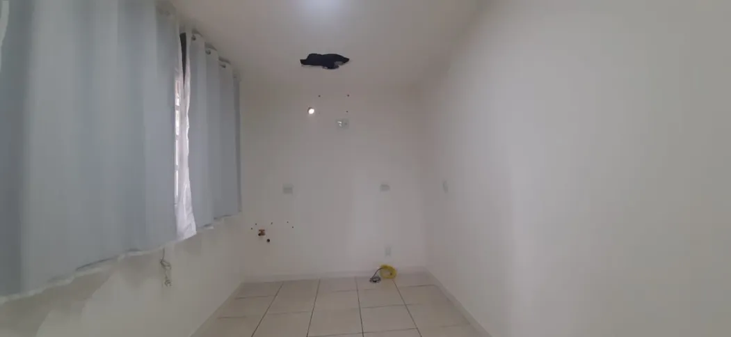 Buraco feito no teto pelos criminosos