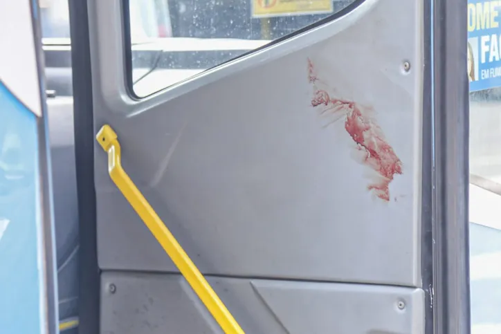 Marcas de sangue e tiros podem ser vistas no veículo onde ocorreu o confronto armado