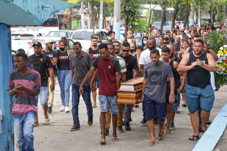 Multidão foi ao São Miguel se despedir do jovem