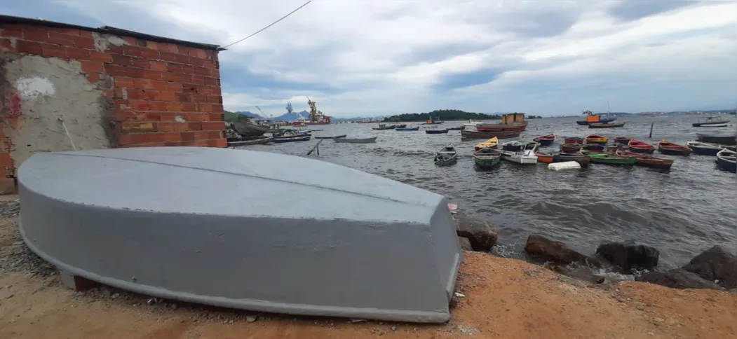 Nas buscas estão atuando os bombeiros, a Marinha e barcos da empresa Camorim Serviços Marítimos