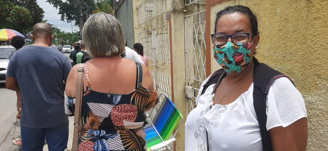 A balconista Sueli Gomes da Silva Brito estava na fila da Zé Garoto nesta manhã (11)