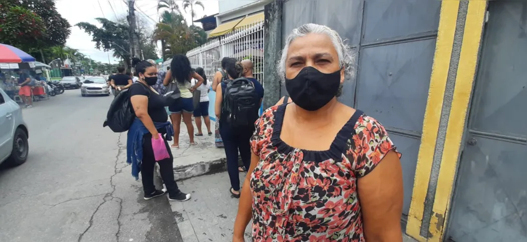 A doméstica Eliana Alves estava na fila da Zé Garoto nesta manhã (11)