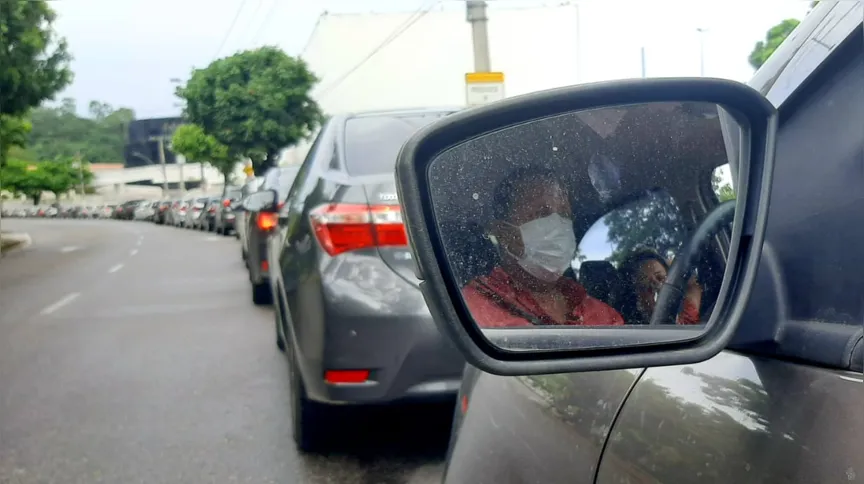 O vendedor Ednaldo Júnior levou sua esposa para a testagem na UFF