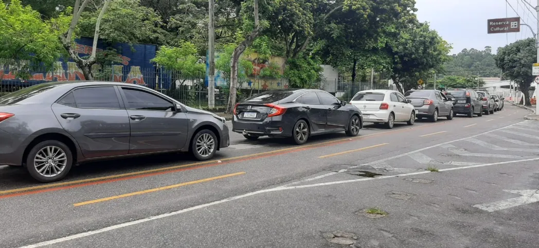 A fila no drive-thru da UFF também estava intensa