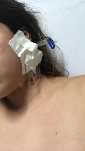 No HEAT, ela contou que tinha momentos que a deixavam nua e, como ela não conseguia se mexer direito, não conseguia se cobrir 