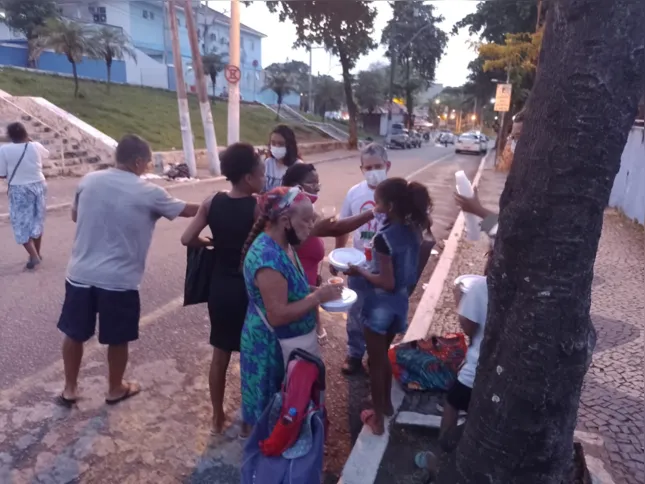 O projeto leva os alimentos para moradores de rua uma vez na semana