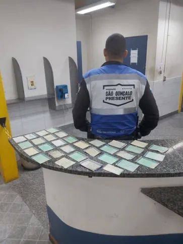 No local, também foram encontrados documentos sem origem definida