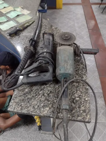 Ferramentas também foram apreendidas