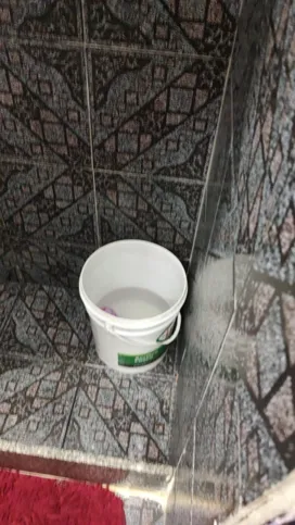 Moradores vivem a base de baldes e caminhões-pipa