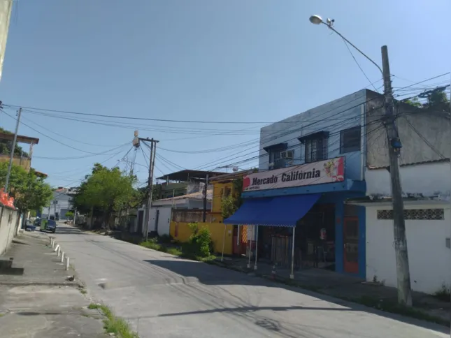 No período da noite, não é nem possível ver os comércios da rua