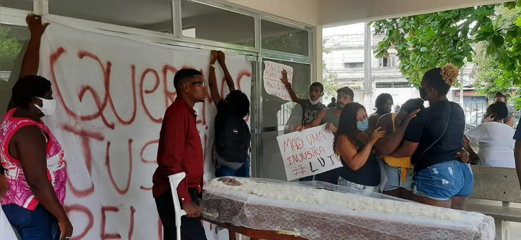 Parentes protestaram no cemitério e depois seguiram para as Barcas