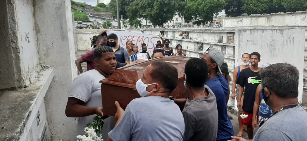Corpo do jovem foi velado debaixo de uma fraca e fina chuva