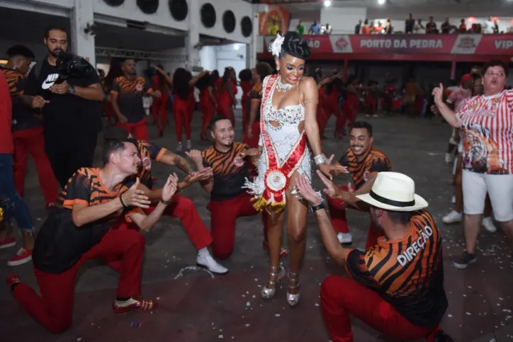 A vermelha e branca de São Gonçalo será a quarta escola a desfilar no dia 20 de abril, na Marquês de Sapucaí