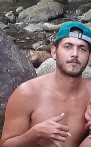 Jhonatan tem 27 anos