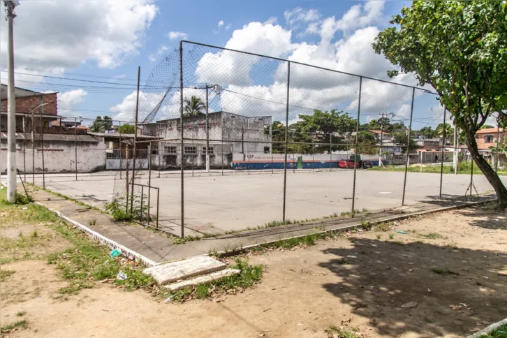 A grade da quadra está em pedaços