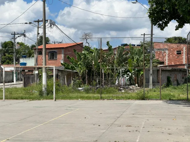 O mato cresce no local e pessoas usam o espaço para depositar lixo