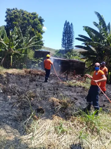 Com o forte calor no município e denúncia de fogo em lixo e na vegetação, o Grupamento de Prevenção e Combate a Incêndio em Vegetação Rasteira foi acionado para atuar em 11 ocorrências