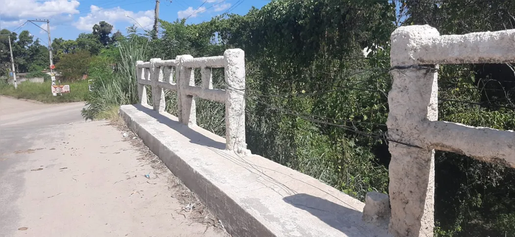 Os próprios moradores amarram fios na estrutura para impedir acidentes
