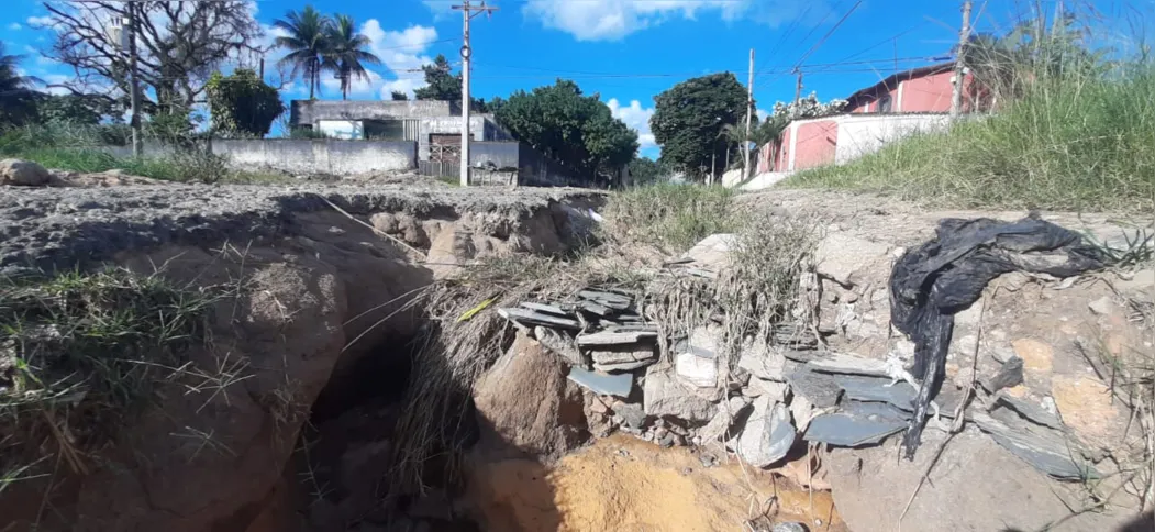 Moradores tentam aliviar a situação tapando os buracos com entulho, mas a situação só piora