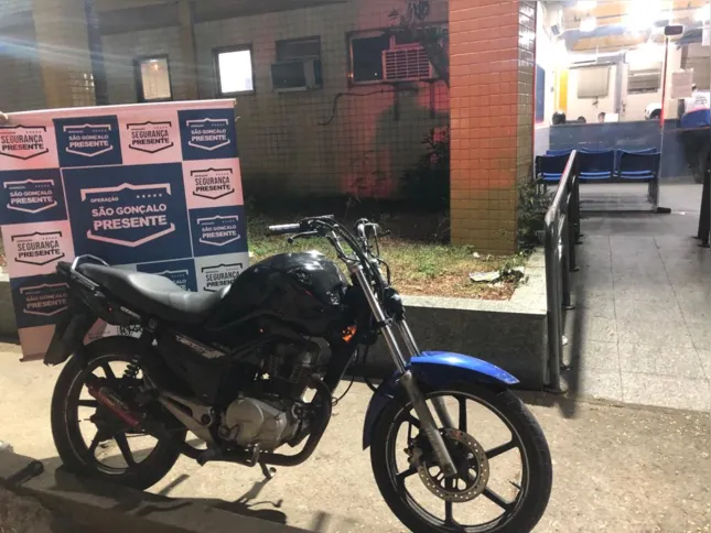 Já a moto foi localizada pelos agentes depois que eles foram informados por populares que o veículo havia sido roubado na Zé Garoto